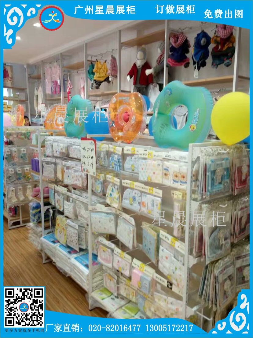 一些婴童服装店的店面经常人头攒动,一些店面却门可罗雀。婴童展柜决定第一印象。 在婴童服装店的形象展示中,婴童服装展柜设计制作,同于成人服装的展柜,又有自己的独特之处,婴童服装展柜设计要同时符合家长和孩子的消费需求,既要遵循家长的购买心理,又要考虑到孩子喜欢的颜色、形状。