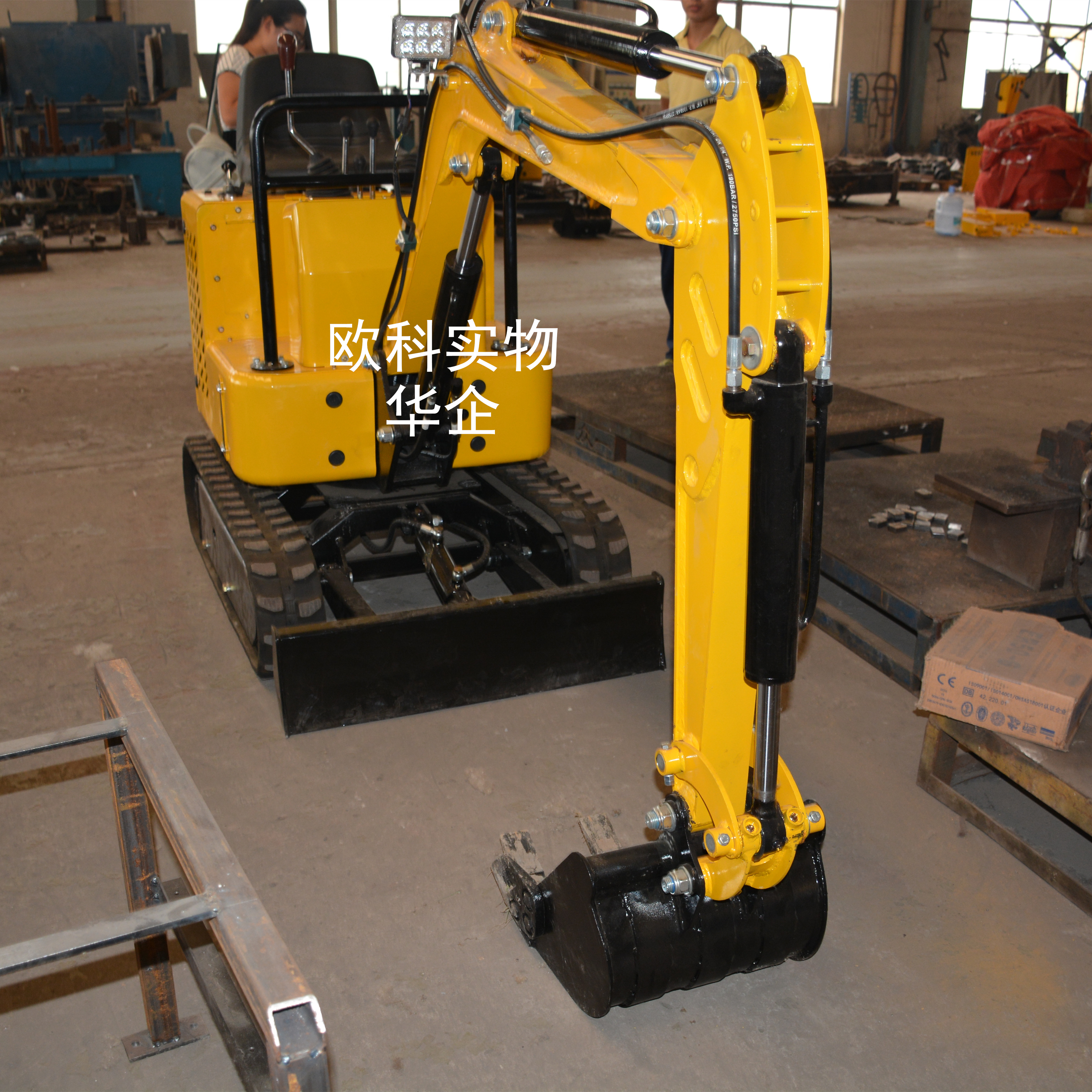 1.8吨果园小挖机小型推土机单斗挖掘机