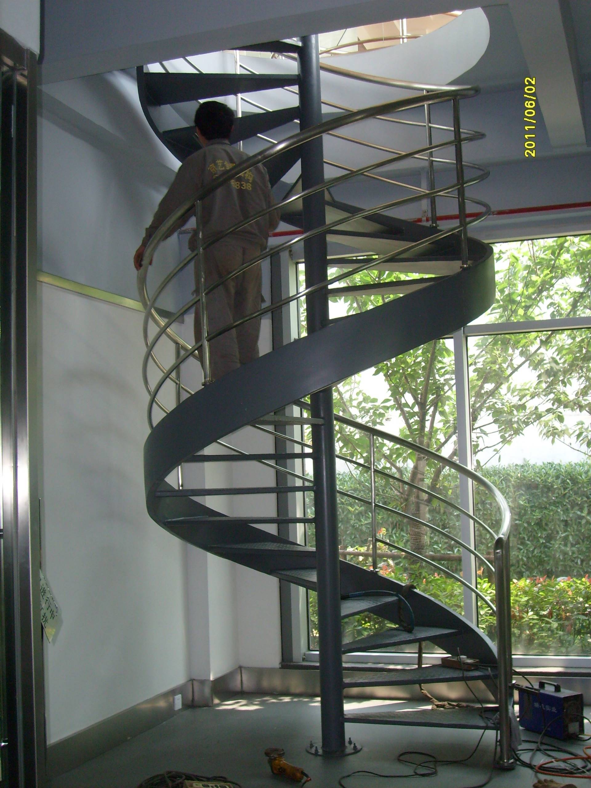 厂家供应旋转楼梯钢结构玻璃楼梯厂家玻璃光纤楼梯定制
