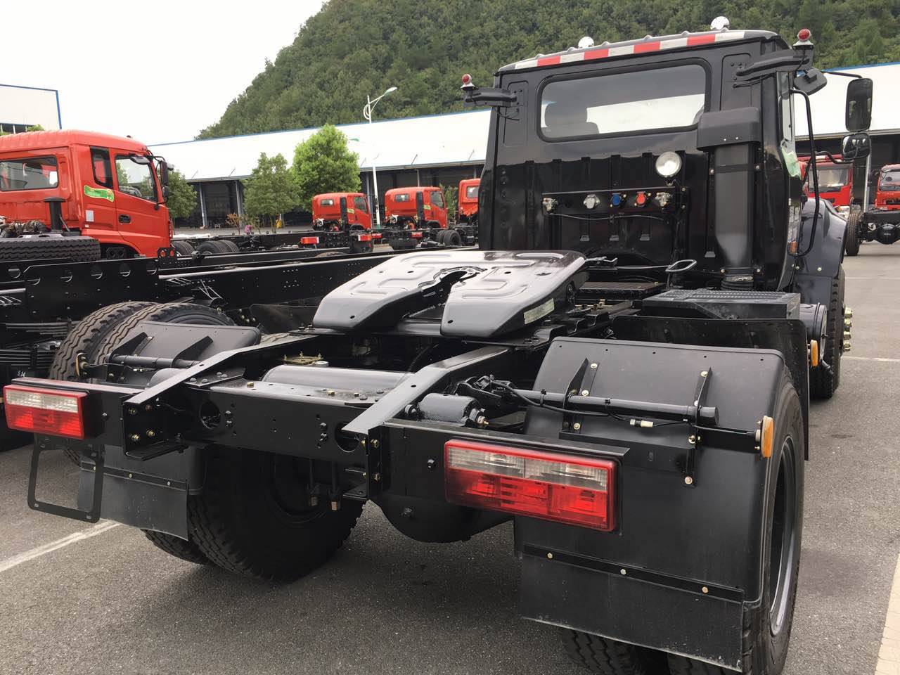 东风尖头220马力4x2牵引车全国总代理厂价直销