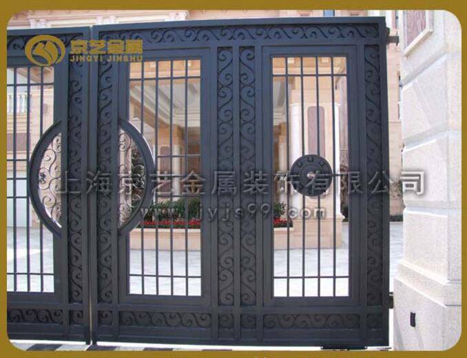 此大门是我公司2006年为上海东大公路以客户定制,所有电动大门都采用德国索玛电动开门机 铁艺大门兼备功能性和艺术性,已经成为庭院大门的不二选择。铁艺大门由铁艺部件组合而成,铁艺部件因有锻造与铸造之分,使得两种铁艺部件构造出的铁艺大门在艺术价值上存在明显区别。