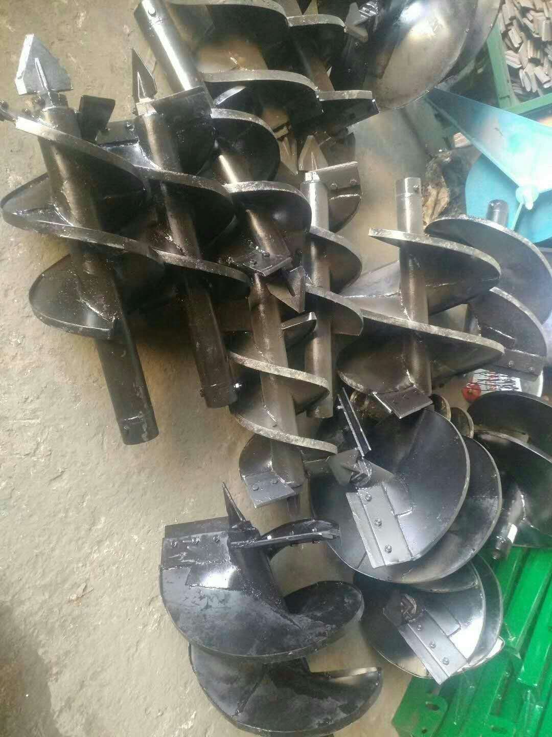 拖拉机带动挖坑机