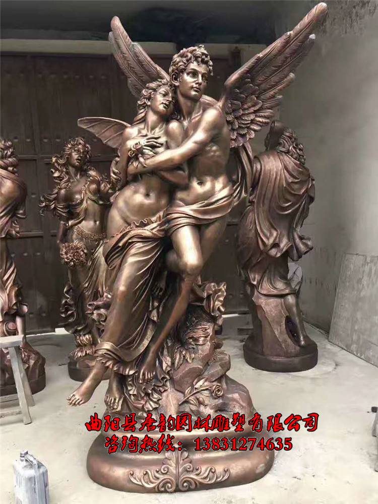 玻璃钢材质自从被应用到雕塑创作中,因其成型方便、轻质高强、易着色、价格低等特点,成为了雕塑产品中首选材质。首先要有良好的设计,使雕塑作品有更深层次的内涵,除此之外还要有多年雕塑制作经验的塑形师,之后就是模具制作和打磨着色,但一款高质量的玻璃钢雕塑作品并不是那么容易制作出来的,它需要每一们参与人员的精心细作。 玻璃钢雕塑一个重要问题是构造加强,一般用金属型材焊接成雕塑内部骨架,增加其运用寿命,而玻璃钢内部则填充玻璃纤维,这样玻璃钢不仅强度高,而且使玻璃钢有良好的延展性。 玻璃钢仿铜人物雕塑,是我们最常见的雕