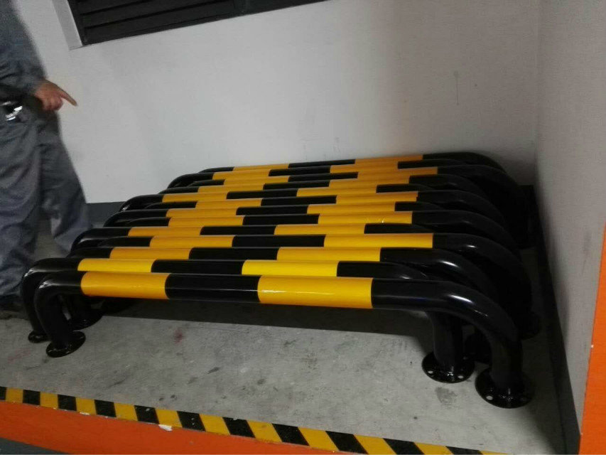 首页 安防 交通安全设备 路障 >u型护栏 道路隔离护栏作用车辆隔离