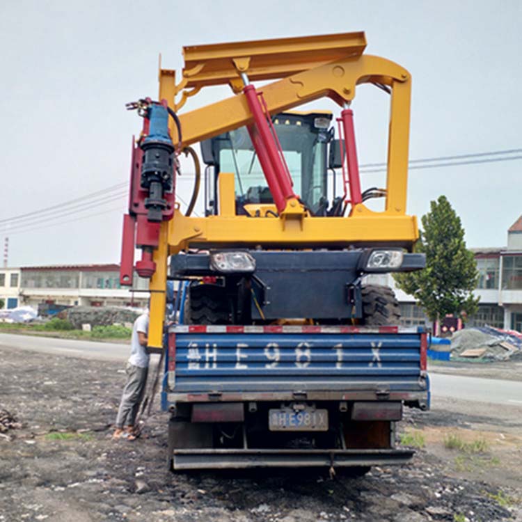 高速公路防护栏的新型设备小型护栏打桩机