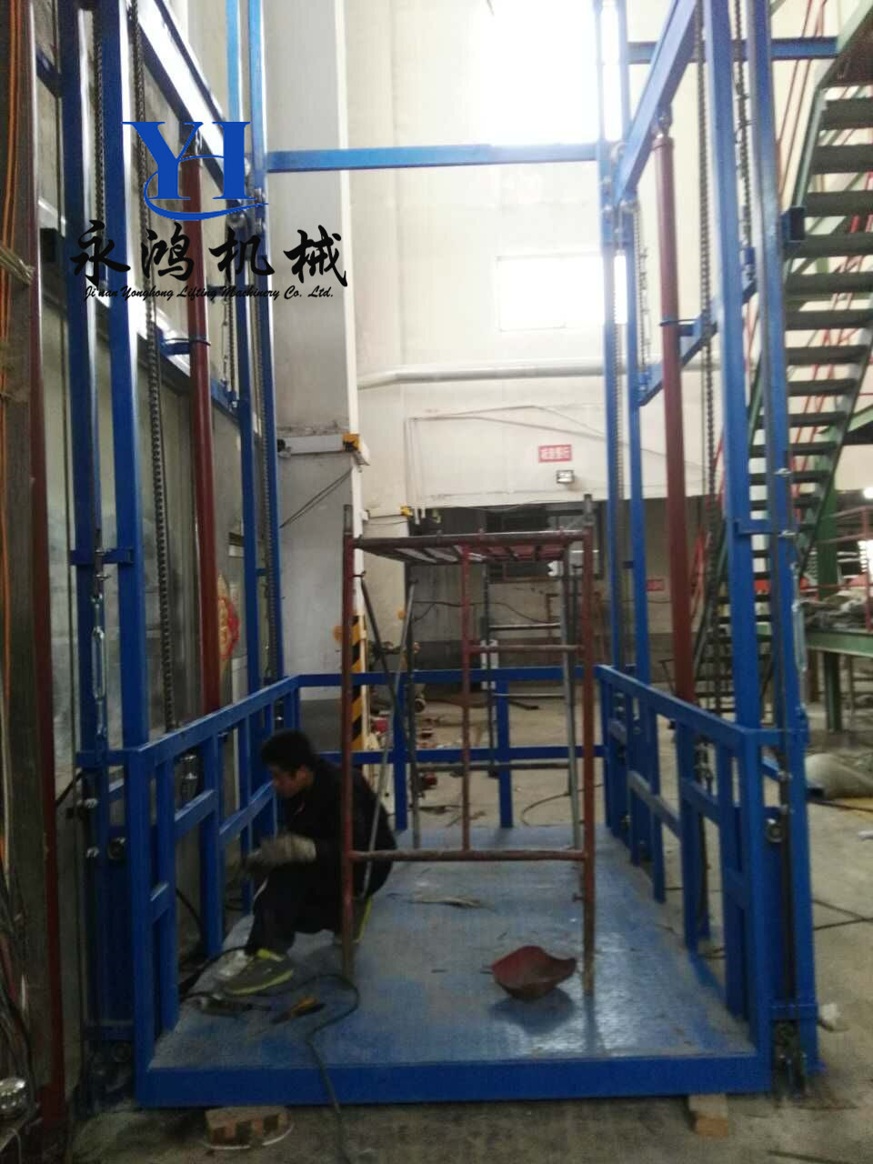 岳阳厂区用四柱导轨升降货梯，链条式升降平