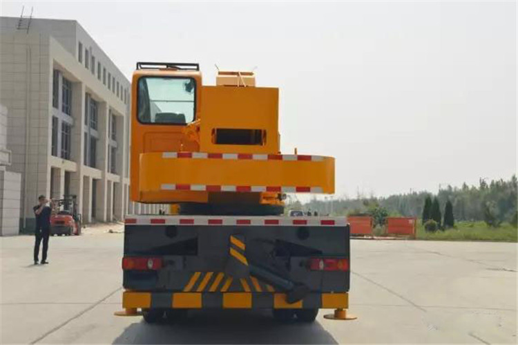 东风底盘吊车  12吨汽车吊厂家