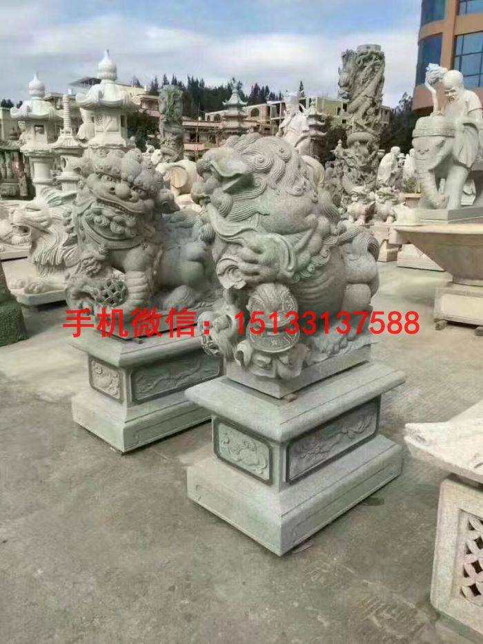 名称:石材雕塑厂家 招财石狮子雕塑 材质:石雕 适用场地:企业,公司,家门口 石狮子在石雕种类中是一个大项,石狮子是自古以来国人喜欢的装饰雕塑,寓意吉祥,现在在我国,有着数以万计的石雕狮子。它们或雄踞于单位门前,或蹲坐在宫门两旁,雌雄成对,遥相呼应。鬈鬣巨口,庄严浑厚,凶悍而又妩媚,威武而又敏捷。许多旅游者喜欢偎依狮身拍照留念,饶有趣味,狮子仪表雄伟,确有王者气概。
