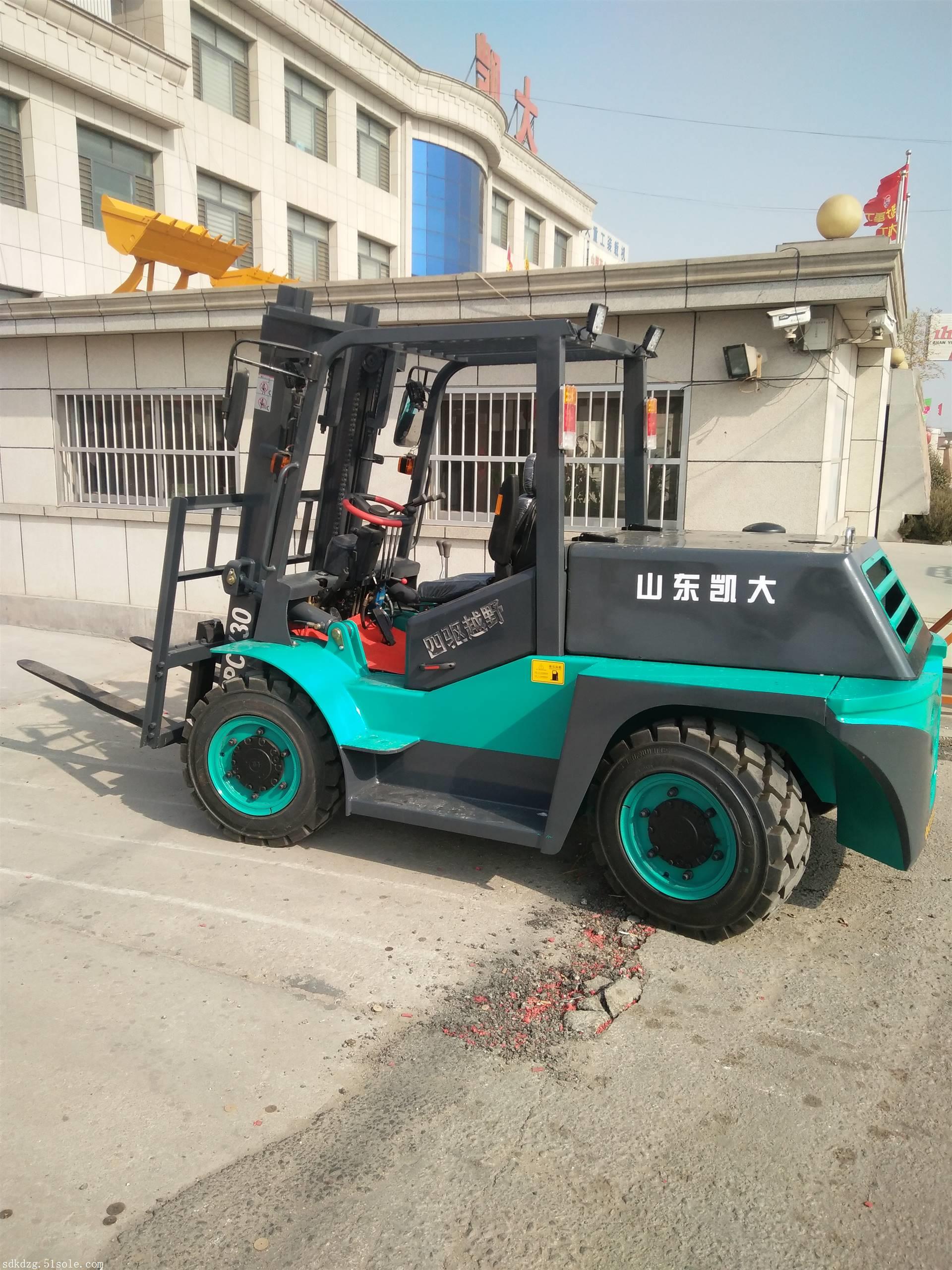 凯大专利四驱越野叉车