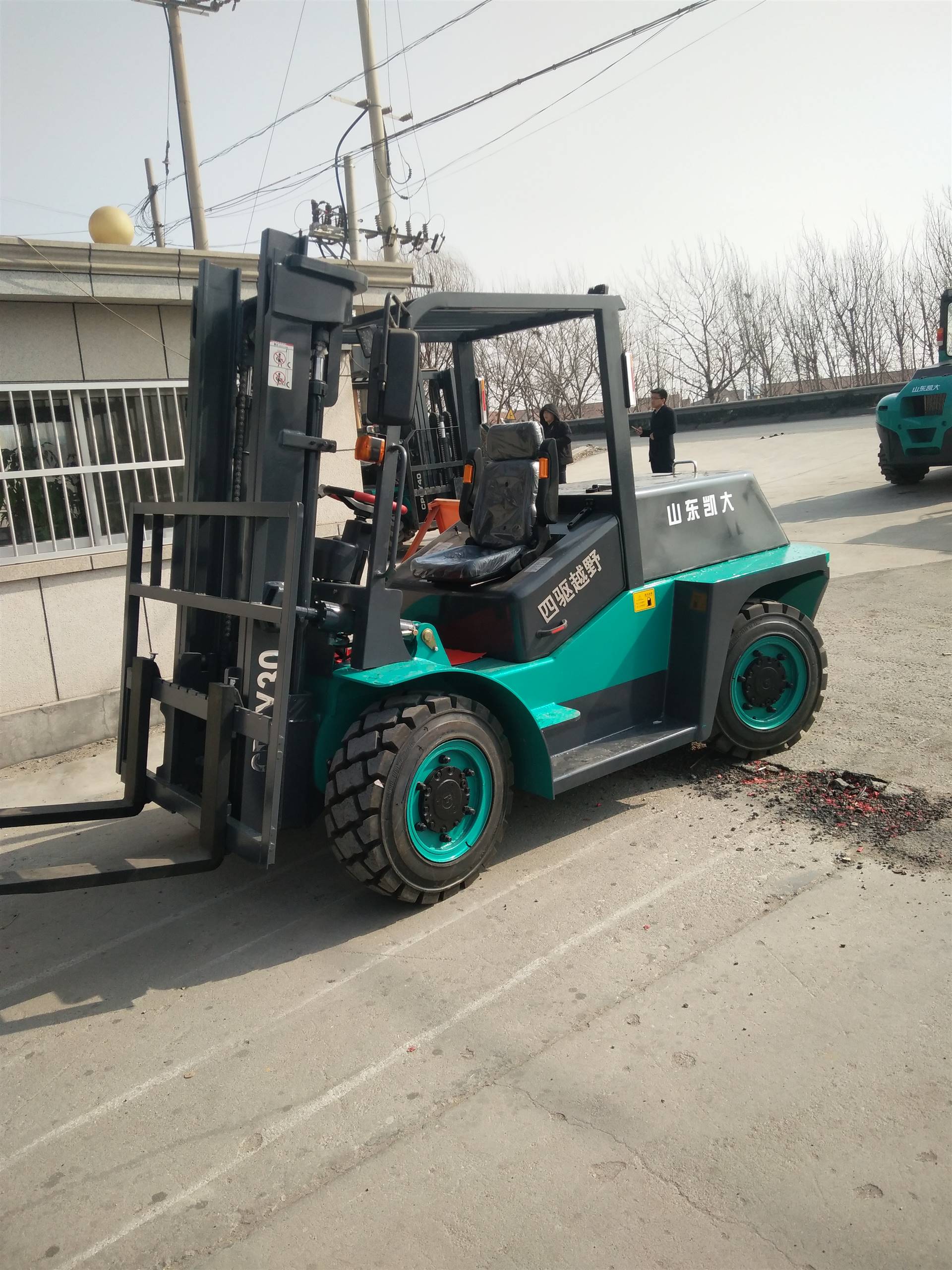 凯大专利四驱越野叉车