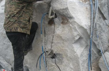 城区基坑开挖遇坚硬岩拆除推介柱式分裂棒