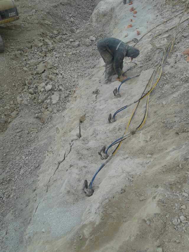 公路边坡遇坚硬中风化岩拆除推介柱式分裂棒