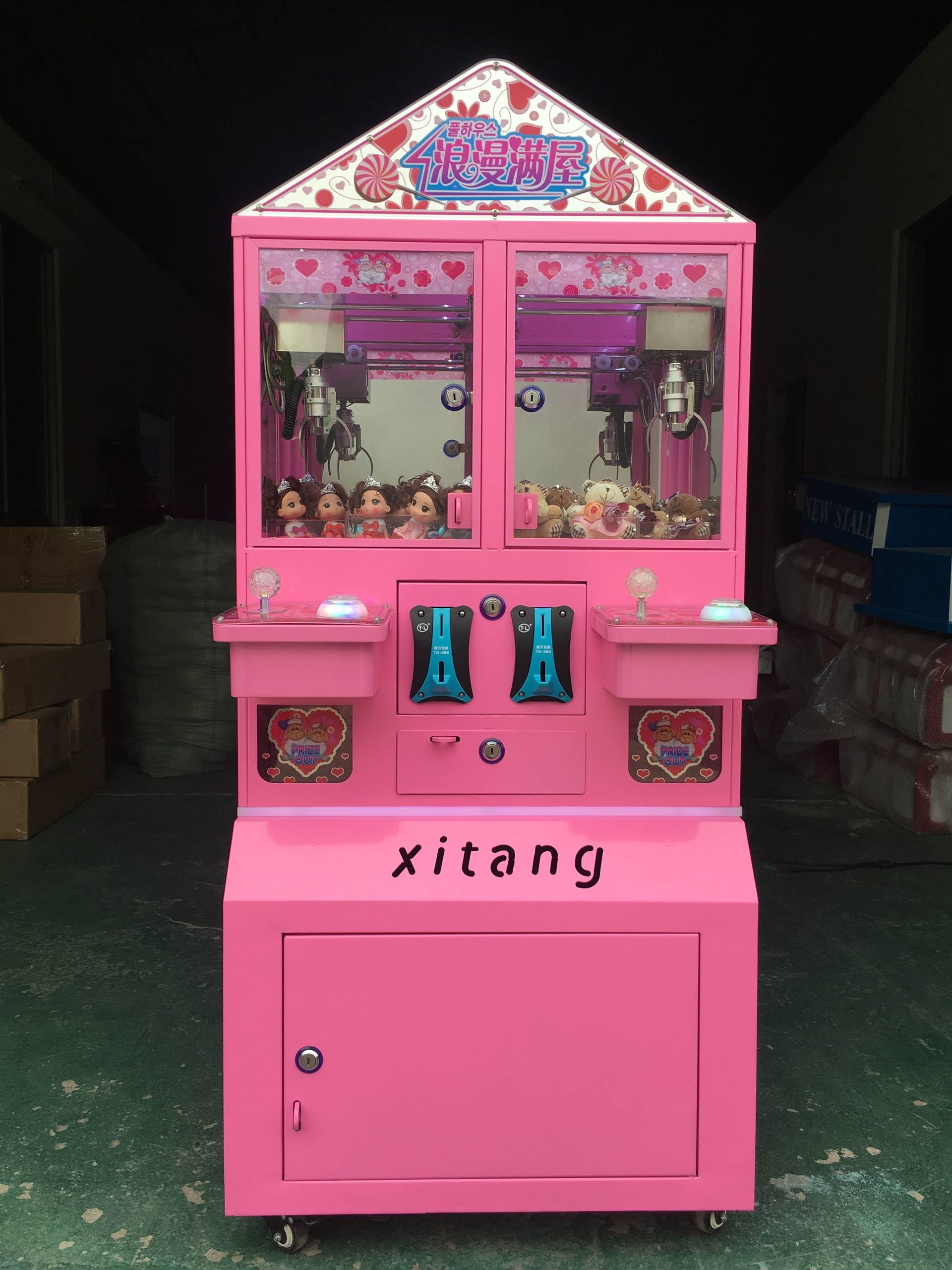 剪刀机价格剪刀机多少钱一台娃娃机剪刀机厂家价格 娃娃机生产说明书娃娃机,也叫夹烟机或娃娃机:其玩法是玩家先向抓烟机的投币口投一枚或是两枚一元硬币,然后操纵一根手动杆移动机器内类似手形的抓钩,接着按动机器上的一个电钮,抓钩便被垂直放下,最后呈合拢状抓取放在机器内的各种卷烟。如果运气好,抓钩可以每次抓起一包甚至两包卷烟,再通过机器内设置的通道运送到玩家手中;如果运气不好,只能落得两手空空,投下的钱不会返回。玩家抓到的卷烟,可以拿走或者向店家换取现金。由于机器里放的卷烟档次不同,要求