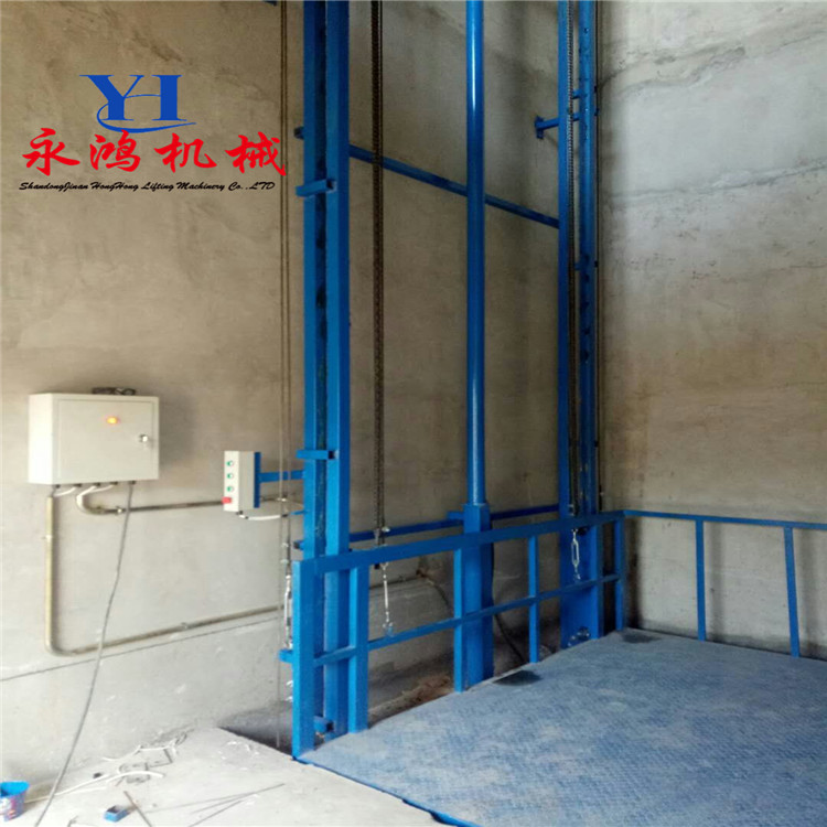 内蒙古仓库用四柱导轨式升降机，货物升降机