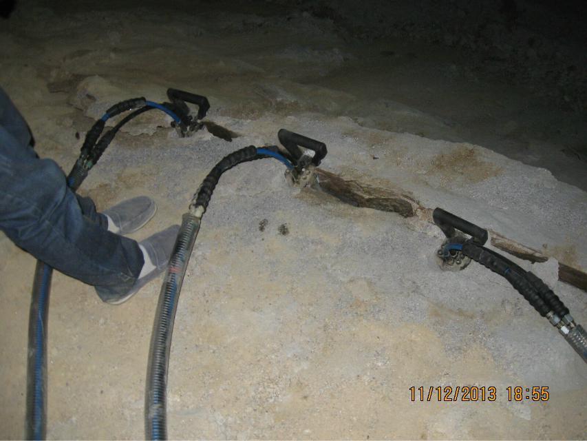 高速公路开挖边坡遇坚硬岩石破拆柱式分裂棒