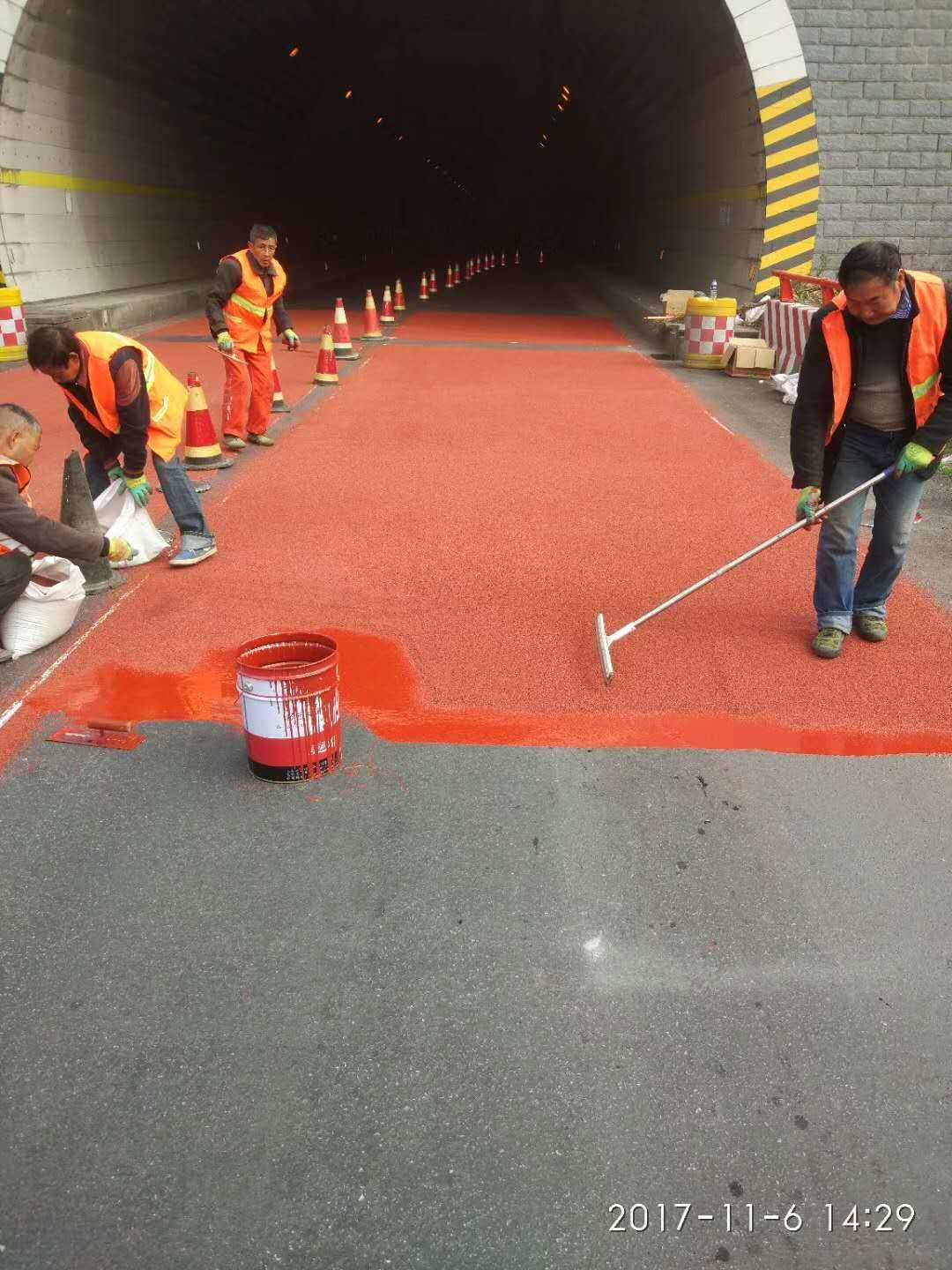 青海省彩色路面地下停车场无震动防滑坡道户外停车场彩色陶瓷路面