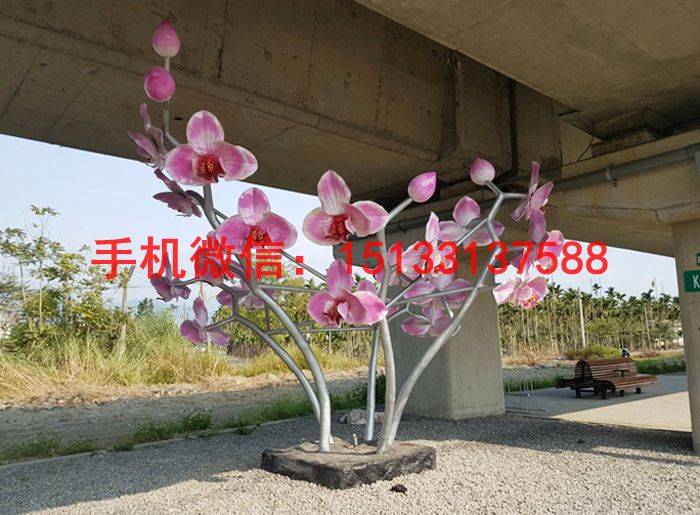 花为辐射对称花,萼片5个合生,花瓣5个离生,雄蕊多而不定数,雌蕊一心皮,一室,子房上位。桃花原产于中国中部及北部,栽培历史悠久,后来逐渐传播至波斯。现在中国,法国,地中海,澳大利亚等温暖地带都有种植。性喜阳光、耐寒、耐旱、不耐水湿,种植时最好选择空气流畅处。营养需要为氮肥,秋季时最好加些骨粉。现在在中国各地广为种植。被称为摩羯座守护花之一。中医性味:甘、苦、平、微温,入心、肺、大肠。 不锈钢雕塑的优点 不锈钢雕塑的优点是非常的多的,常见的一些优点有下面这几种: 1、外形非常的美观; 2、非常的结实耐用;