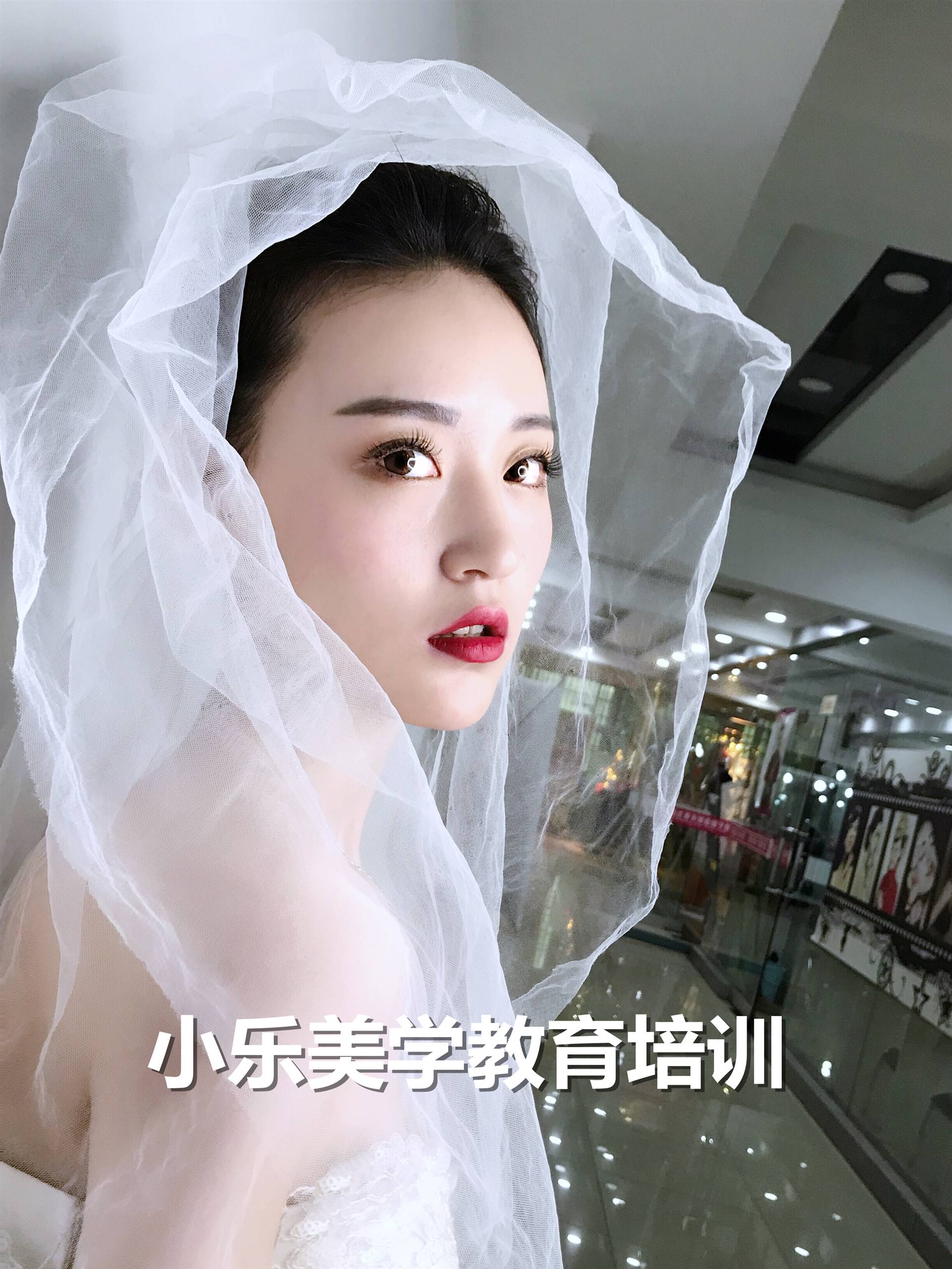 聊城学彩妆到小乐高级化妆讲师教你如何才能成为一名优秀化妆师