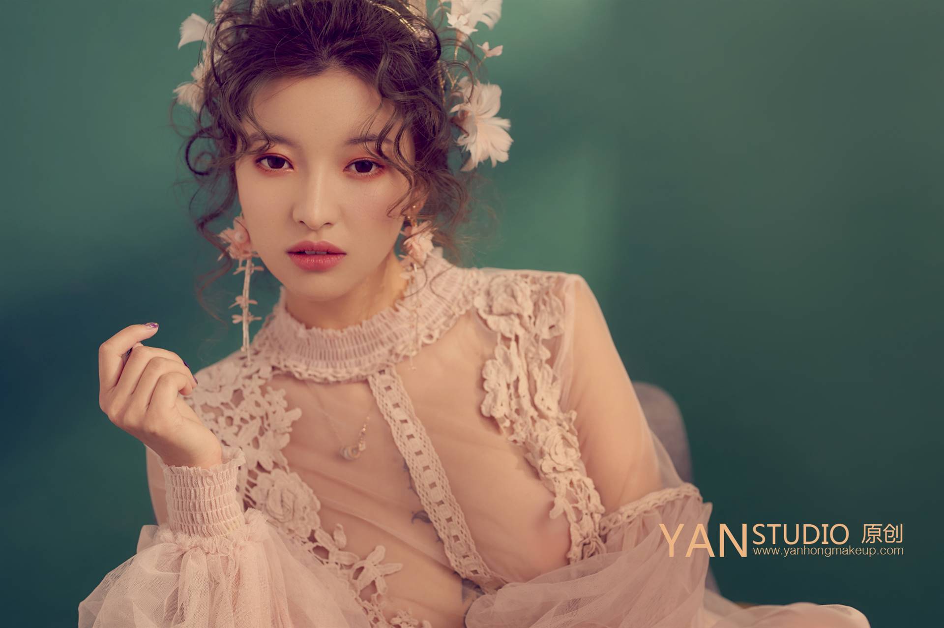 密桃色淑女妆面图片_高清图-严鸿形象设计职业