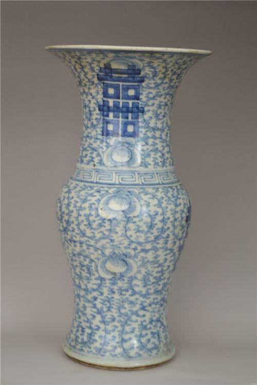 青花喜字赏瓶市场价格及上门收购价格