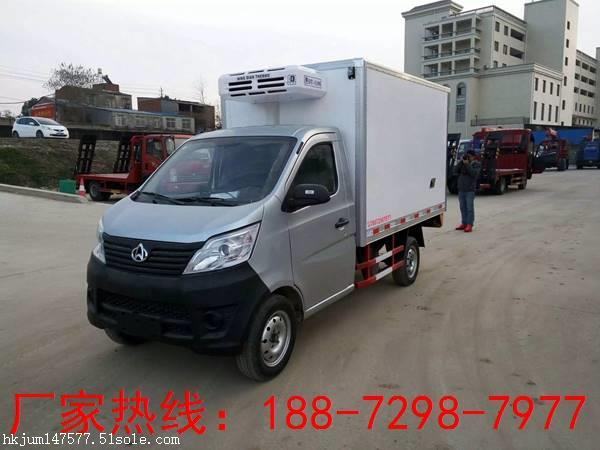 【底盘配置】 长安牌,重庆长安JL473Q发动机,单排,72KW,国五排放标准,5档变速箱,175/70R14轮胎, 0.75T前桥,1.4T后桥,带空调、电动玻璃、中控锁等。 【上装配置】 长安冷藏车的保温厢体材质、冷藏机组、可视车厢温度监视仪、温度控制器、温度打印机、肉钩,拦腰,铝合金导轨,通风槽、侧门等可选,车厢顶部封闭,不可开启。 其他冷藏车图片如下: