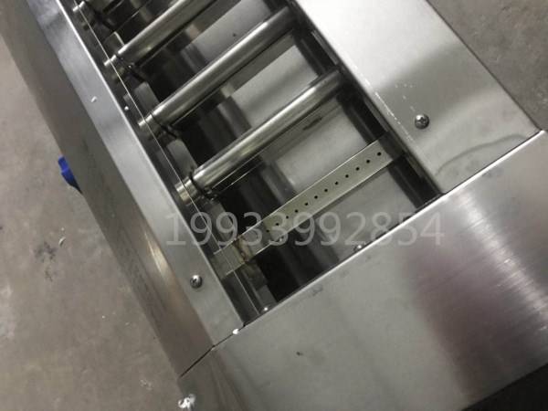 中間管狀燃氣燒烤爐,機身下方是水盤,燒烤的時候放入適量的水,禁止干燒,清理非常方便;此款合金燃氣燒烤爐,機身都帶風機,一個風機為12伏,需要連接220的電源,用烤爐專用的變壓器帶動風機,風機大,可以使火候更加的均勻,機身外殼不燙手! 總長一米五以上的尺寸(包括一米五的),雙風機,一米五以下的尺寸,是一個風機;中間火燃氣燒烤爐,尺寸大小可以選擇,分別有總長68公分、110公分、150公分、195公分、230公分、280公分、330公分的,烤面的寬度有12公分、14公分、16公分、18公分、20公分