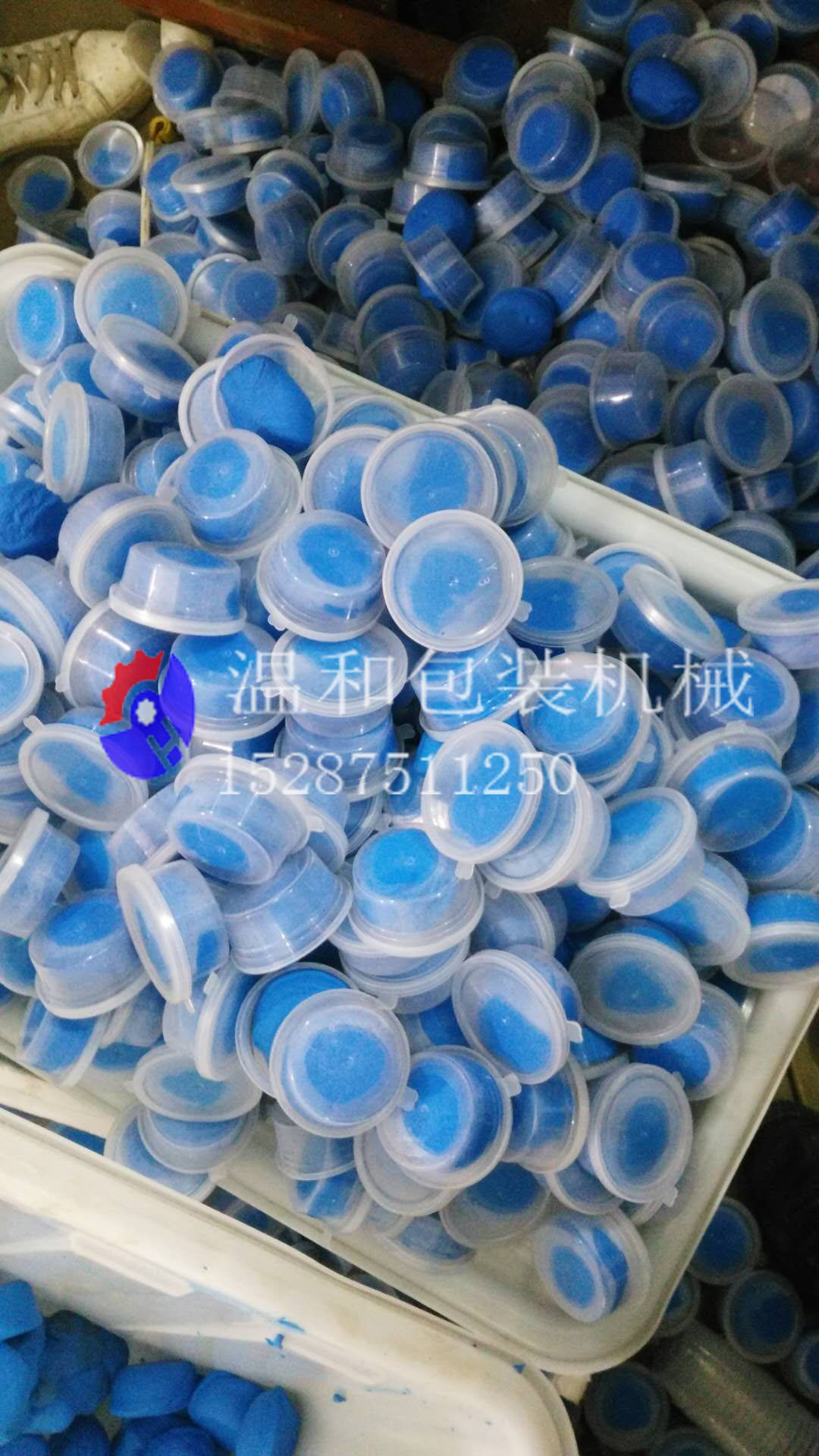 超轻粘土灌装机,自动下料,自动盖盖子