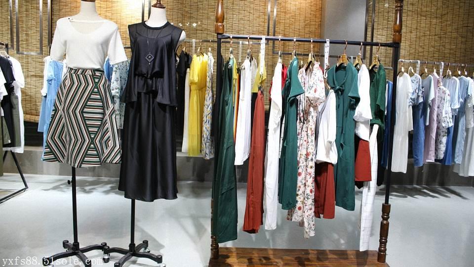 品牌折扣服装店夏季色彩陈列的三个要点与花样陈列