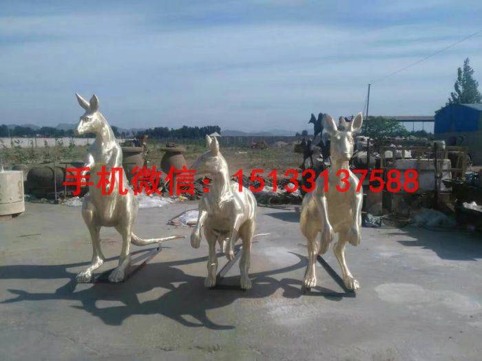 我们平时最常见的动物雕塑无外乎那么几种,比如铜牛,开荒牛,铜狮子,铜麒麟和铜貔貅等等,这些动物雕塑有的忠厚、善良,;有的天真、活泼、无邪;有的健壮有力;有的狡猾多疑;有的是贪得无厌的懒汉;有的张牙舞爪、凶猛异常。说来也奇怪,人世间的各种角色,在动物中似乎都可以找到。所不同的是它们不会夸夸其谈,不会吹牛拍马,它们的形体特征和性格特征是毫无掩盖地暴露在外面。