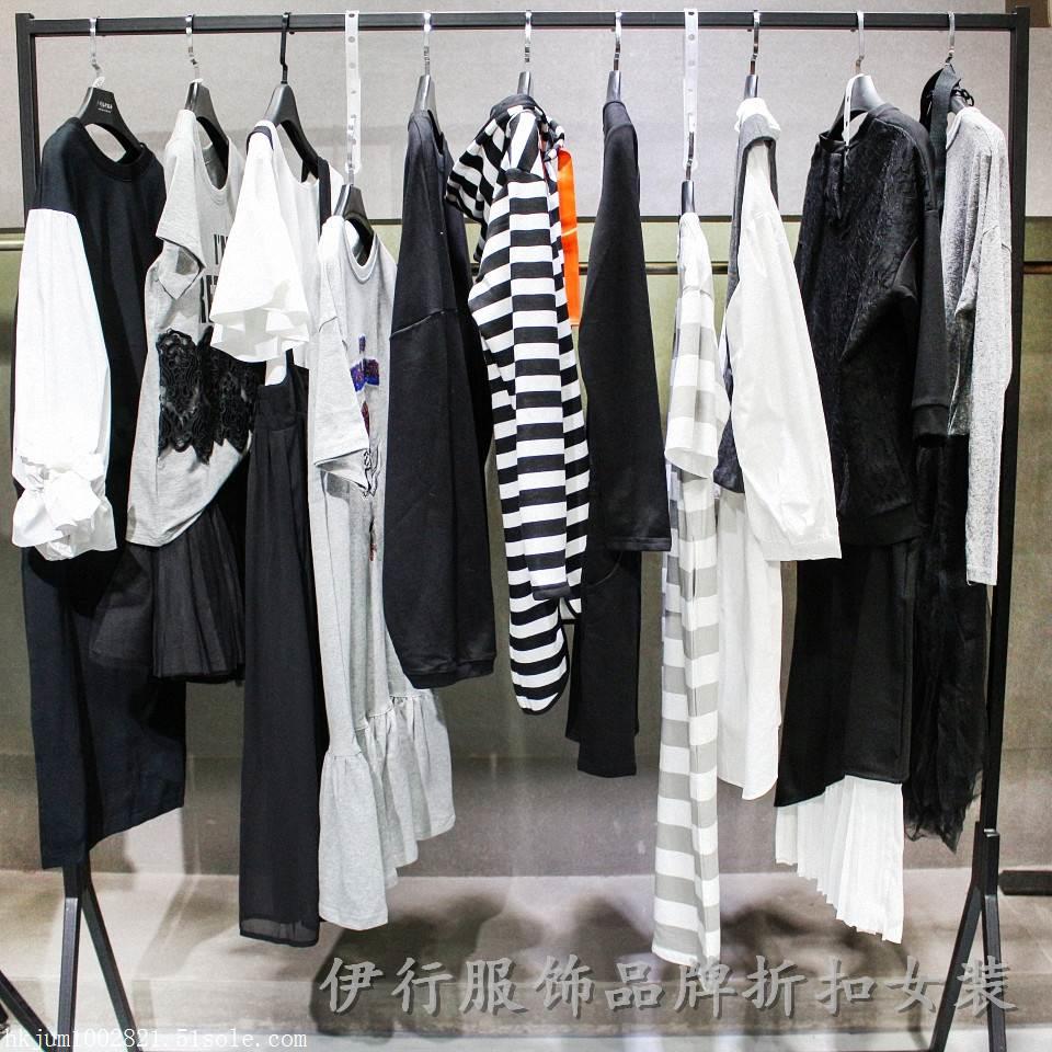 陈列是折扣服装店无声的推销员伊行女装教你几招基本的陈列技巧