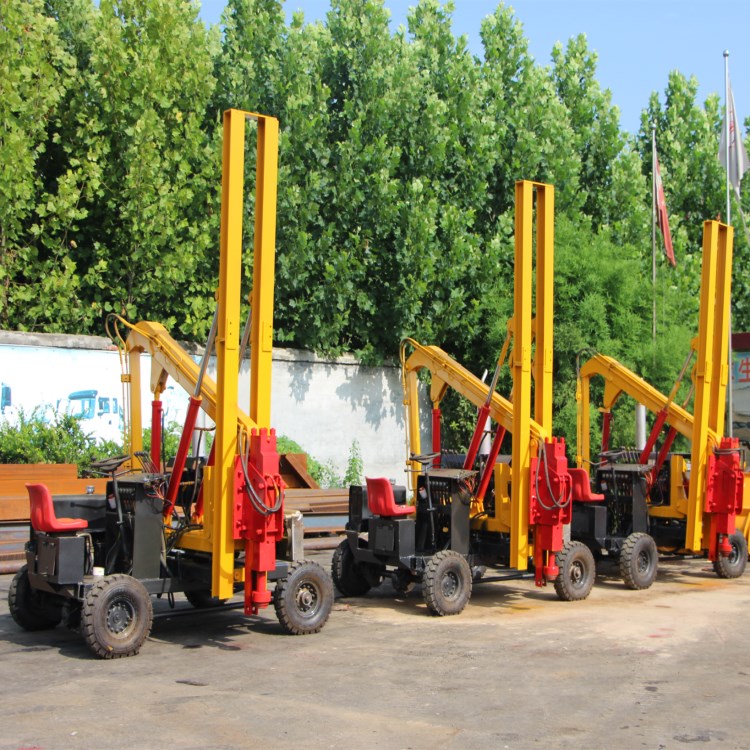 现货供应牧场围栏打桩机 小四轮公路护栏打