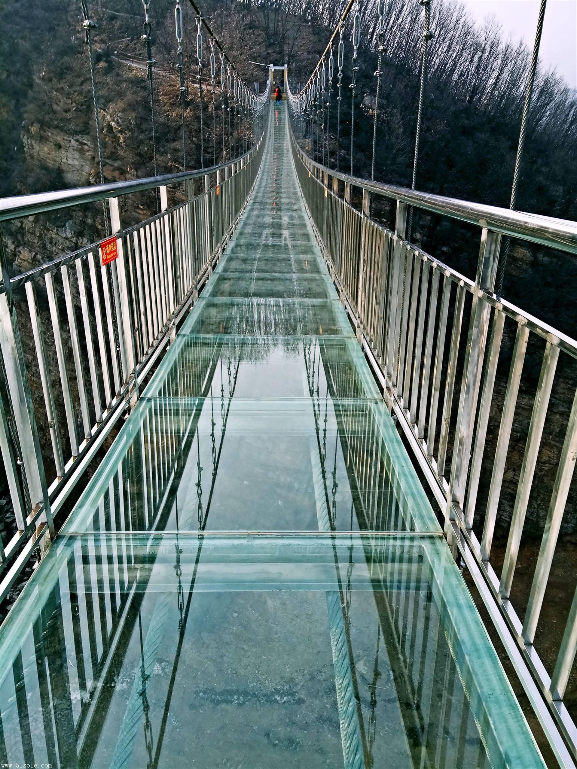 景区吊桥定制 玻璃吊桥定制 名扬游乐  吊桥是用缆索(或绳索,链条)拉