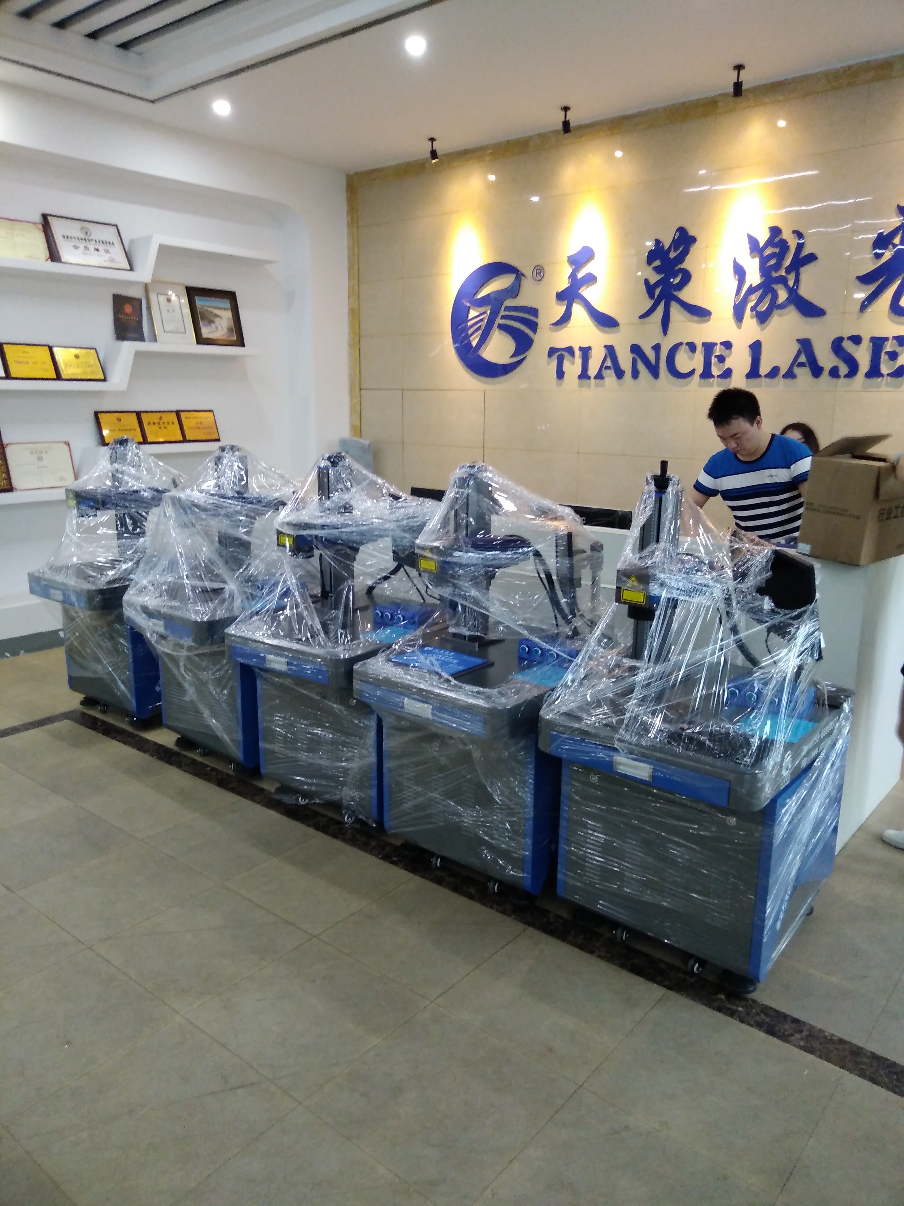 深圳西乡紫光镭雕机哪家好 设备多钱一台