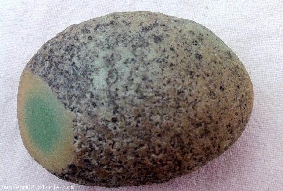 玻璃陨石的母石为淡绿色和黑色两种,因此,玻璃陨石的降落都是与母石