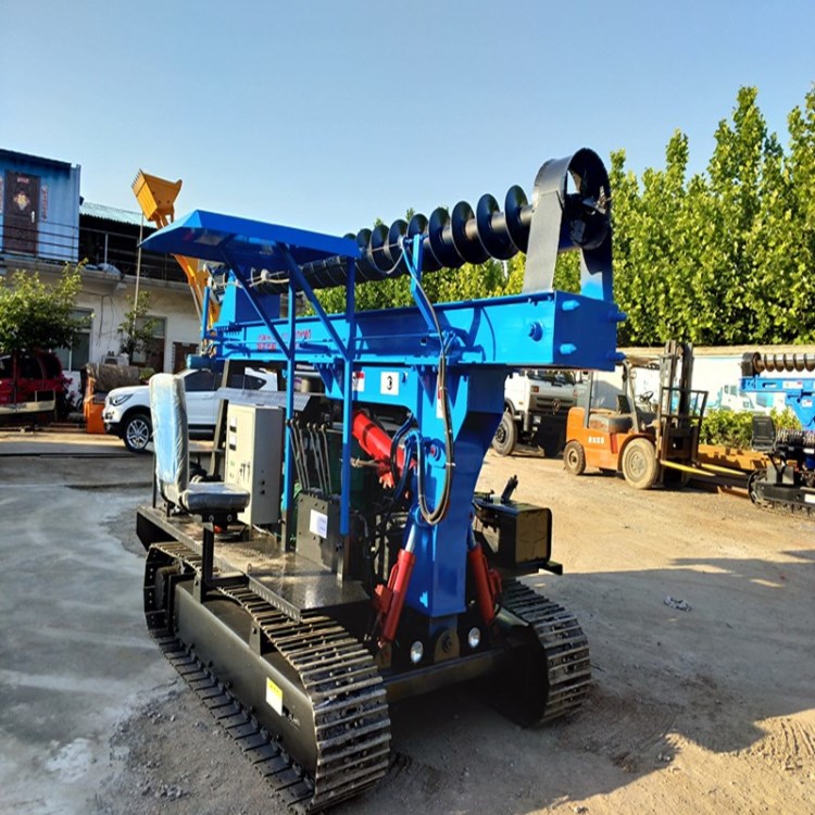 光伏桩基工程施工中的专用机器图片