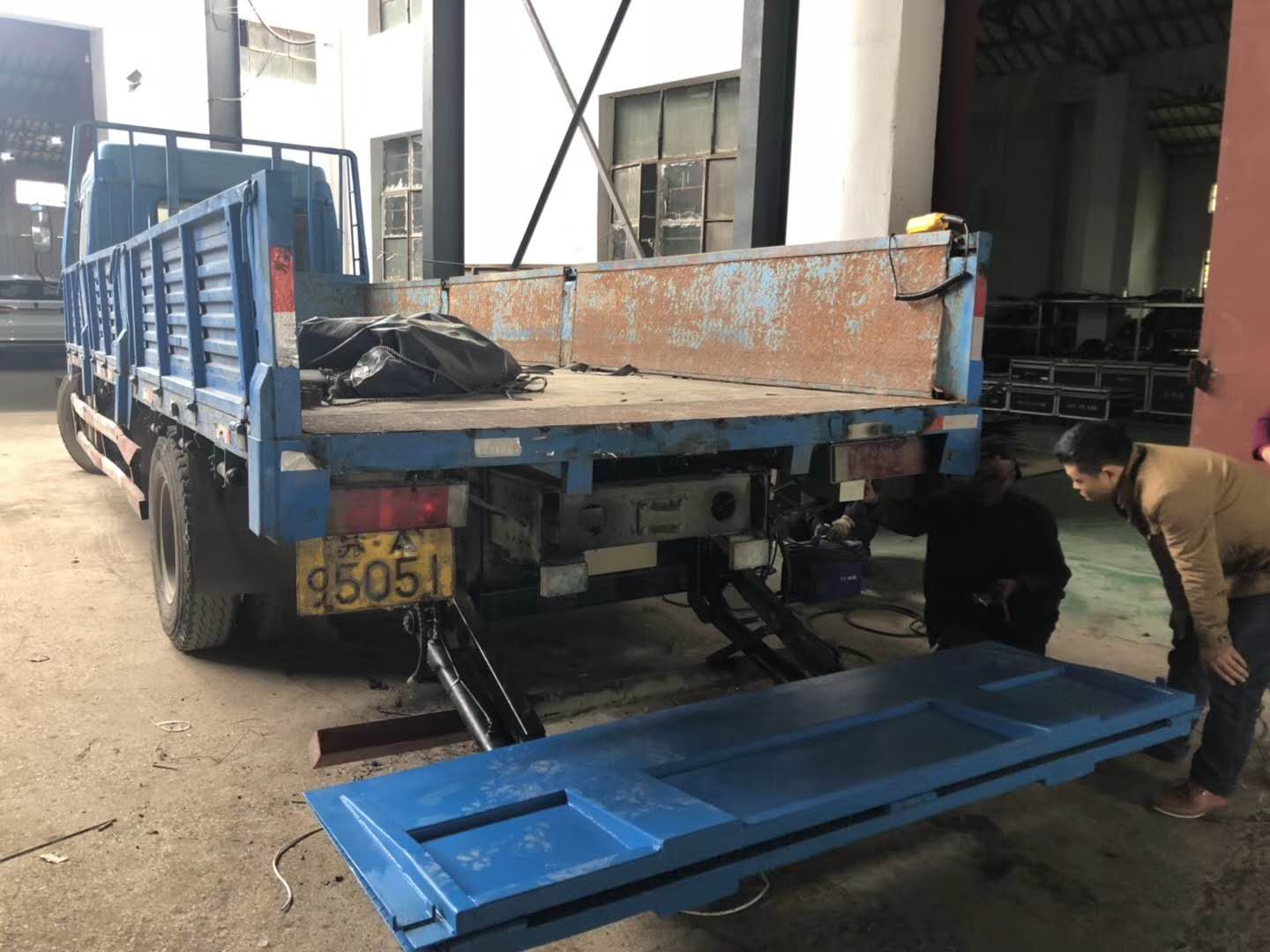 苏州汽车尾板安装图片