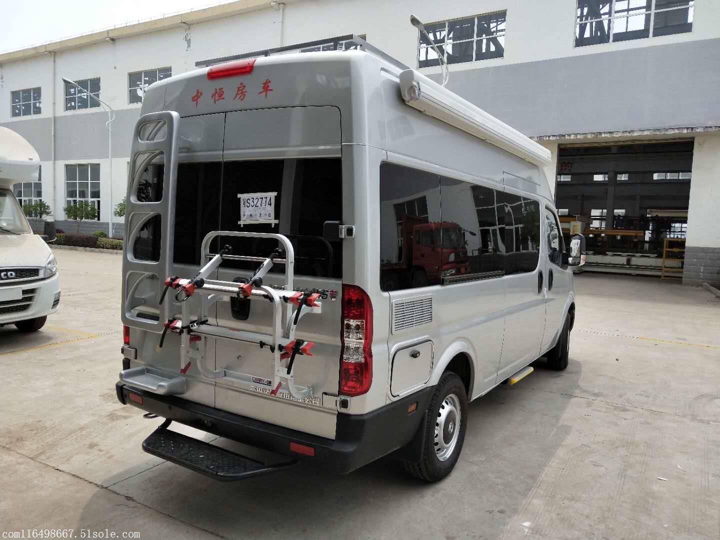 在车厢侧门的上方是一个中控面板,可以控制车上的水电灯的开关,并且提供了电压表,水位表以及一个小巧的时钟。驾驶室上方提供了一排后置行车空调的出风口,方便在行车途中使用。驾驶室上方的行车空调出风口,数量十分客观,达到5组,可以非常轻松的设置不同的风向,来提供更多的使用效果。后排行车空调的开关位于空调出风口一侧,采用了拨杆的调节方式;在调节开关下方是一台,车上收看电视就全看它了。