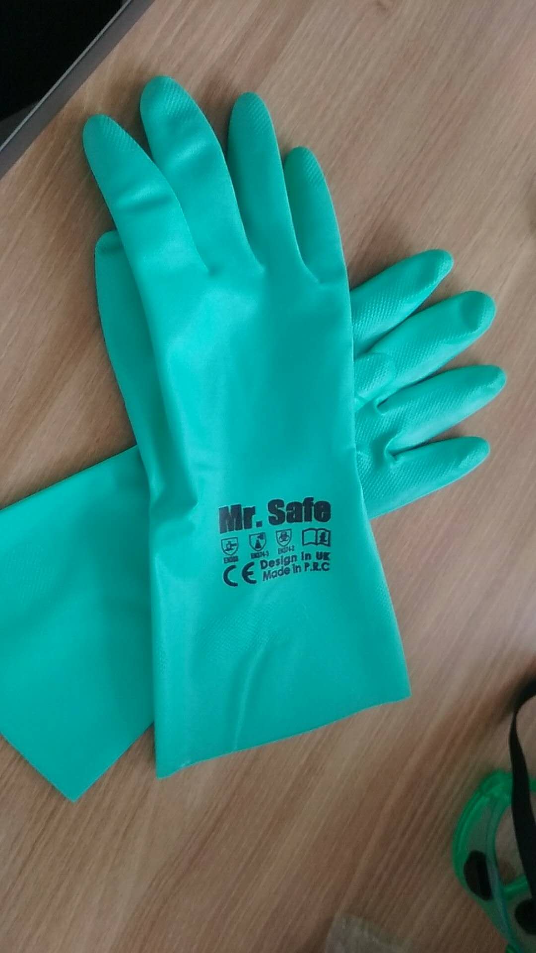生产销售英国安全先生防化耐油手套