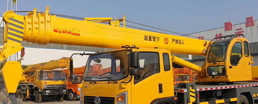 济宁东风16吨吊车