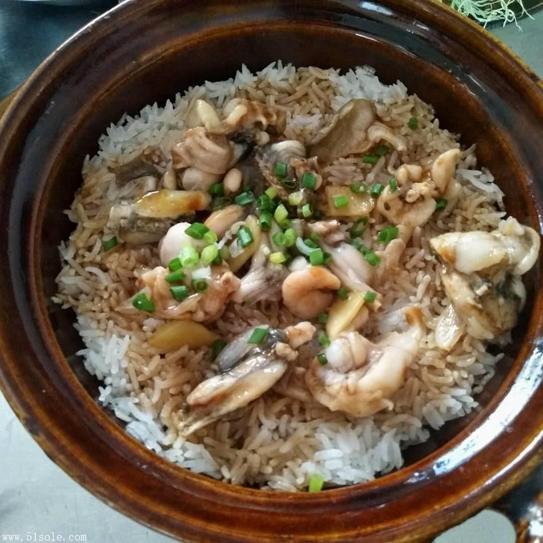 煲仔饭是广东的传统美食,广式煲仔饭的风味多达20余种,如腊