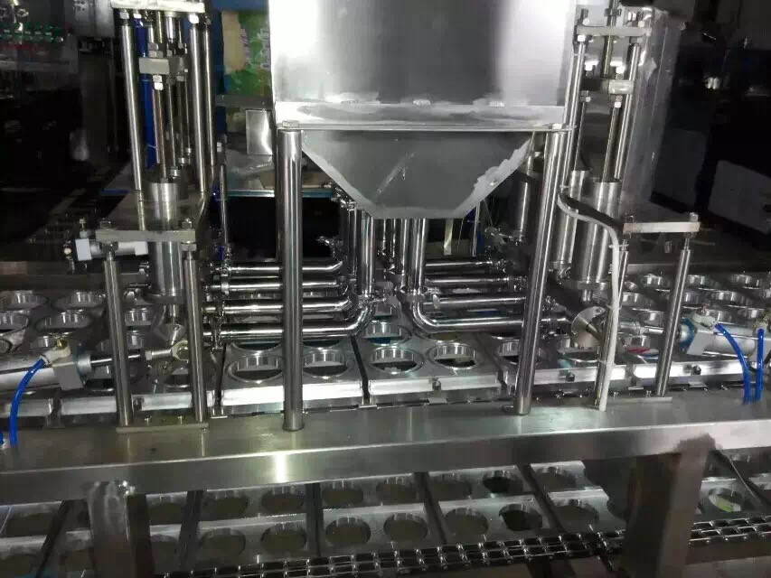 开模定制塑料杯自动豆浆灌装封杯机 酸奶灌