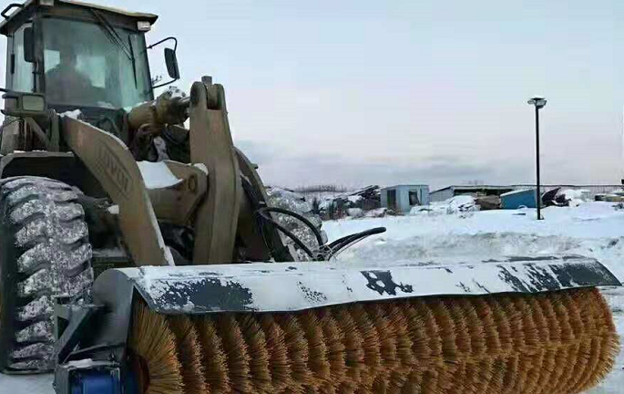 汽车推雪板及除雪滚刷