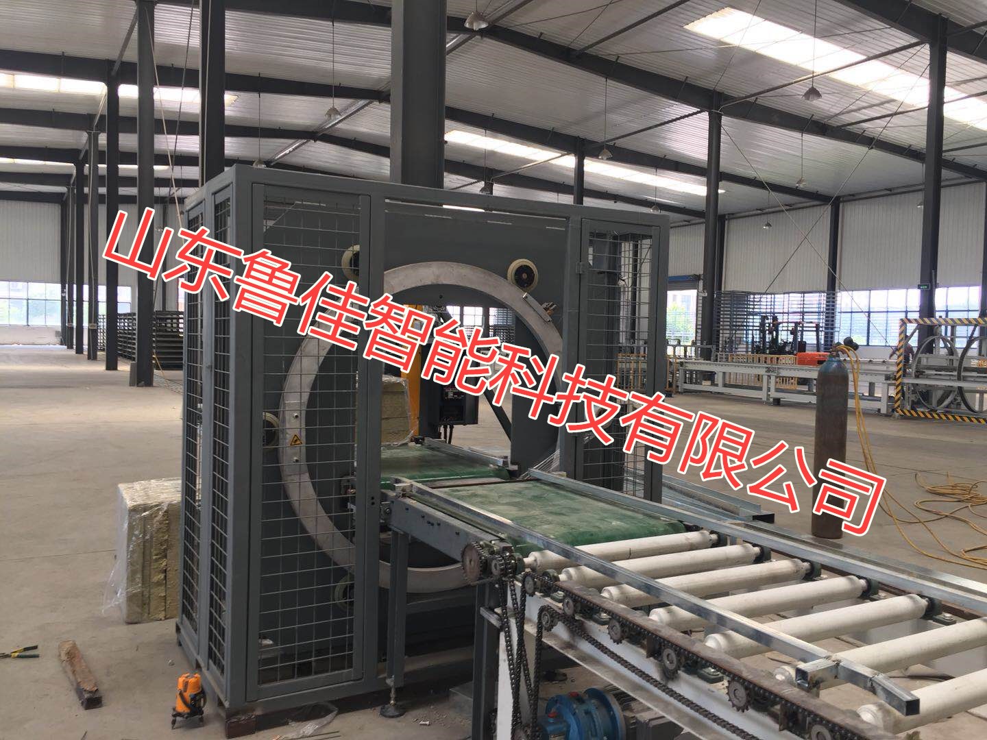 新型墙板缠膜打包机，选择鲁佳才是王道