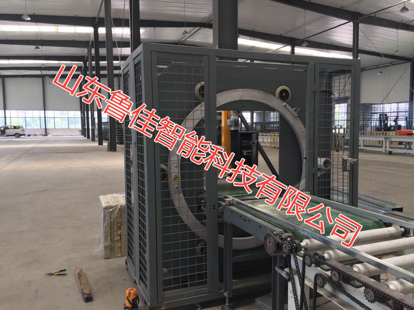 新型墙板缠膜打包机，选择鲁佳才是王道