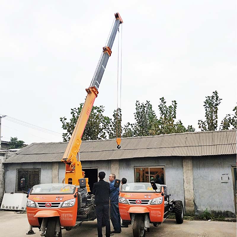 山西三轮车随车吊 河南3吨小型背树吊车