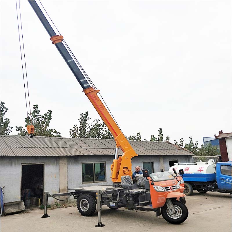山西三轮车随车吊 河南3吨小型背树吊车