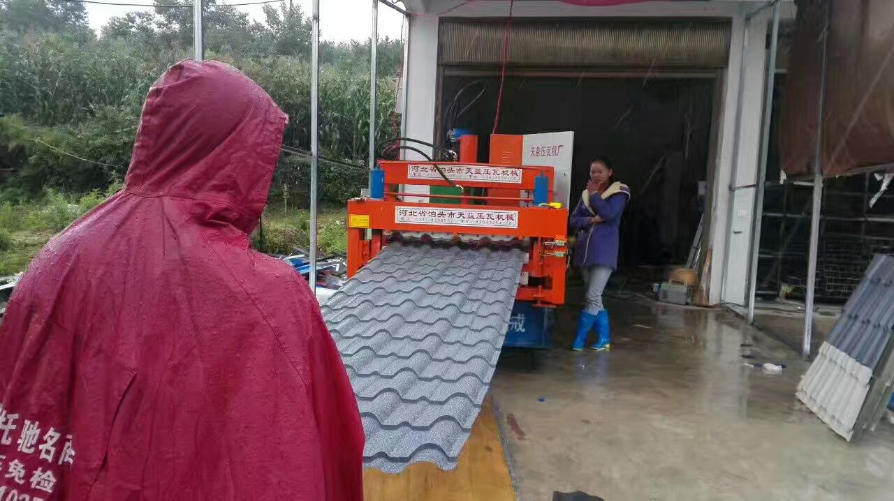 彩钢压瓦机的广泛应用及工作原理介绍