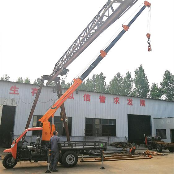 山东移动式三轮小型吊车 五征三轮随车吊