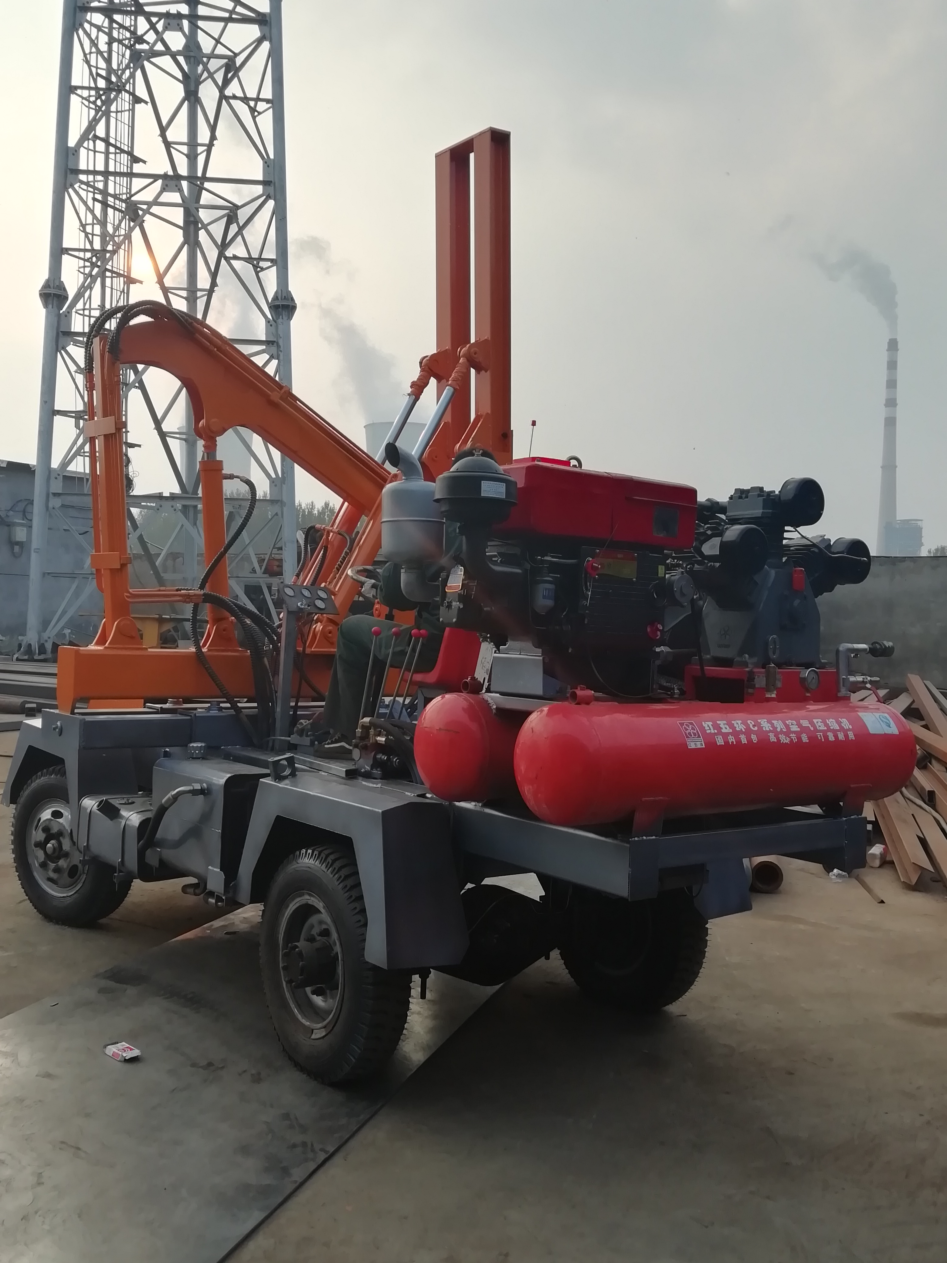 四轮装载式公路护栏打桩机 防撞护栏打桩机