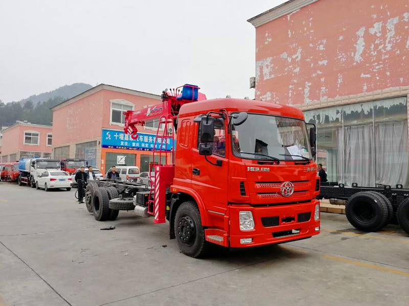 三环昊龙6.5米单桥提升桥配8吨古河随车吊